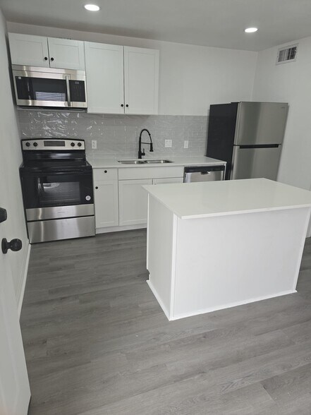 Building Photo - 7900 Brookriver Dr