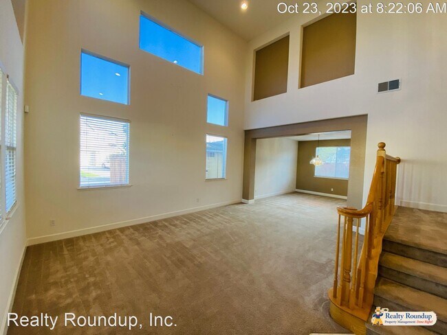 Building Photo - 4 br, 3 bath House - 6230 Ravenna Way