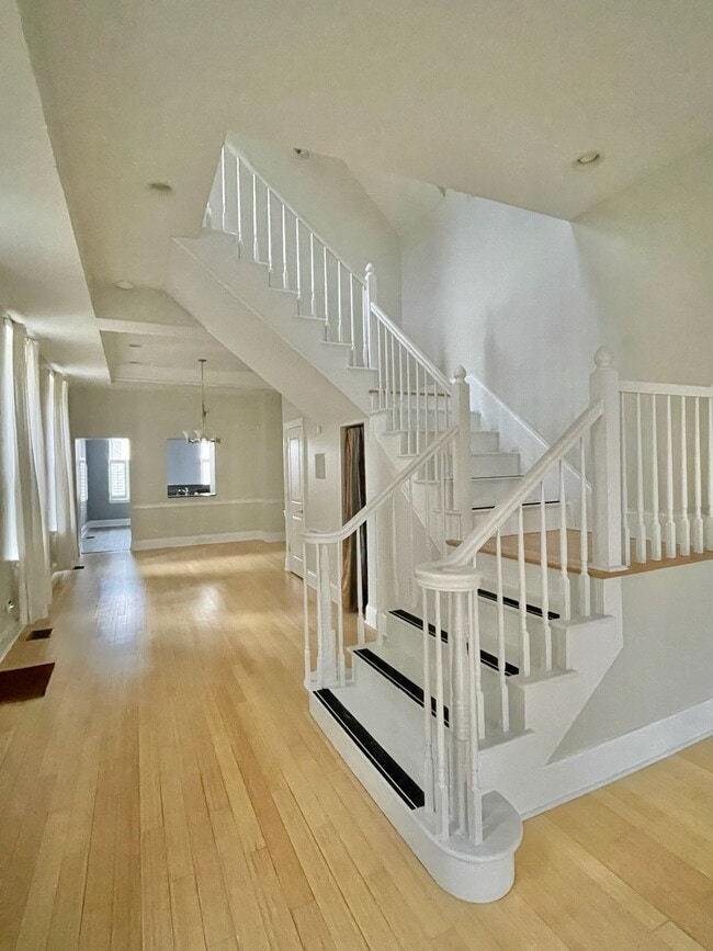 Building Photo - 208 Oak St