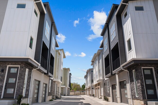 Building Photo - 479 E Violets Cv Ln