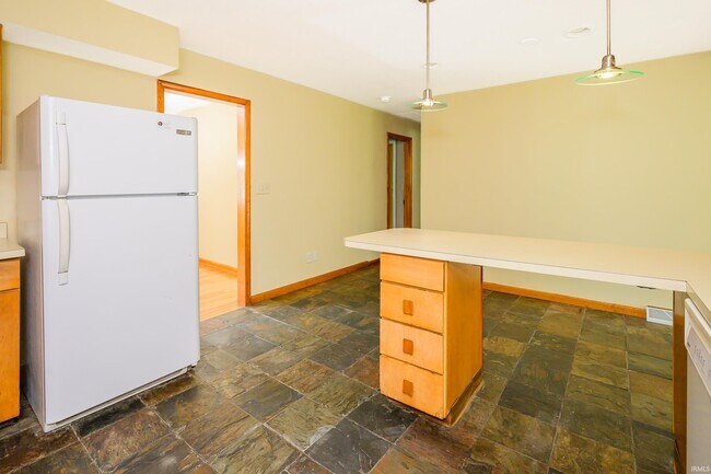 Building Photo - 117 N Hillsdale Dr