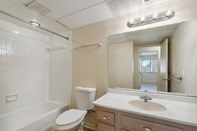 Building Photo - 5560 Heatherdowns Blvd