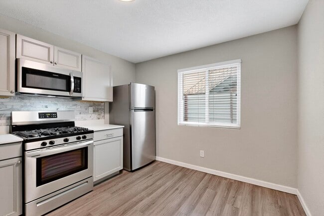 Building Photo - 1812 Buena Vista Dr SE
