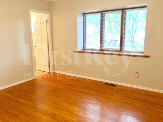 Building Photo - 2275 Glenoro Dr