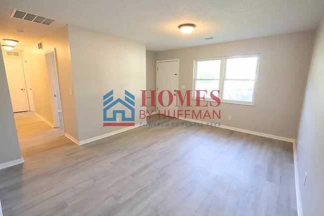 Building Photo - Three Bedroom House | Remodeled & Move in Ready | Deposit Special