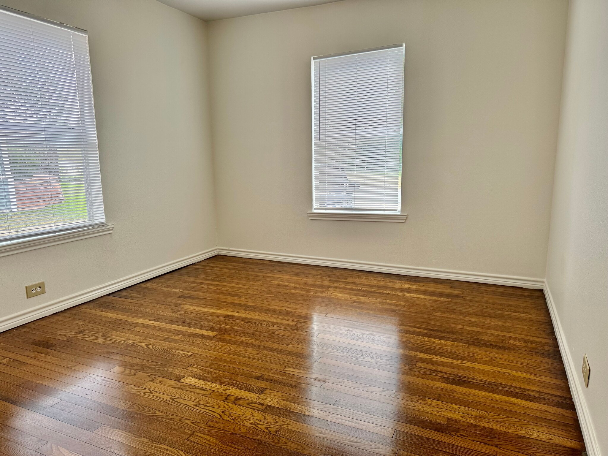 Building Photo - 513 Eleanor Ave