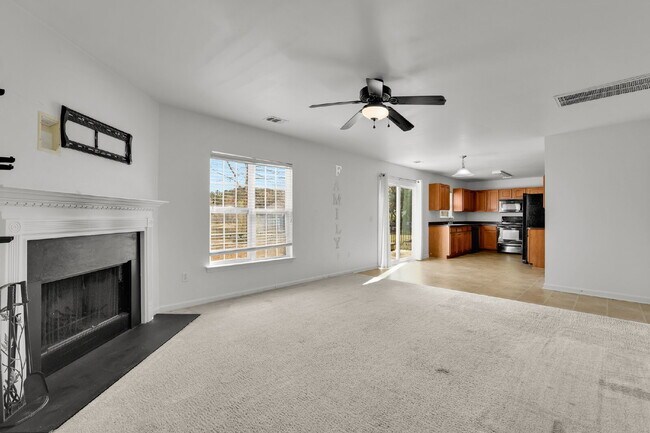 Building Photo - 3 Bedroom 2.5 bath home with 2 car garage located in Shadow Moss