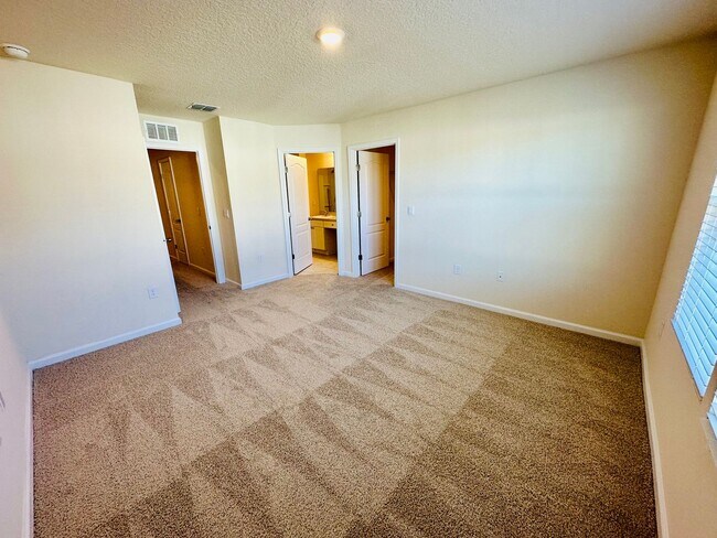Building Photo - 3/2.5 Townhome in Bridgewater Community!
