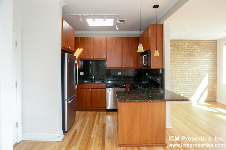 Building Photo - 644 W Roscoe St