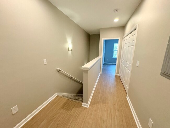 Building Photo - 1733 Beechwood Cir S