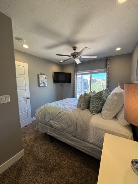 Building Photo - 1610 W Canyon Tree Dr