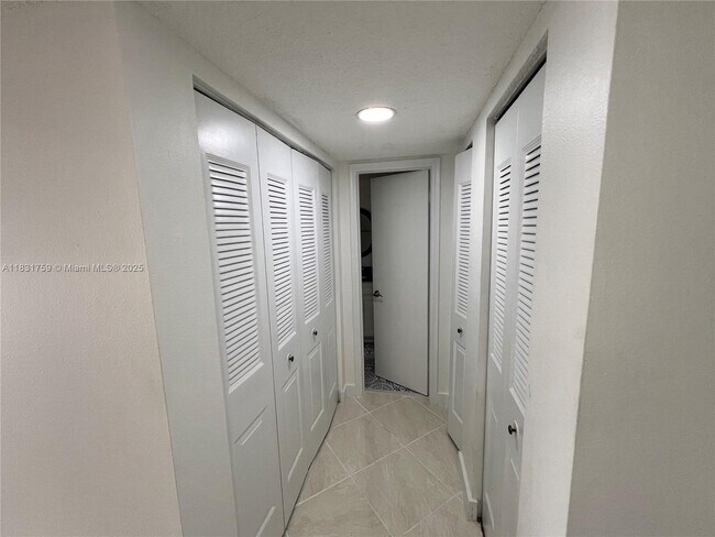 Building Photo - 8000 SW 81st Dr