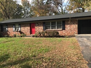 Building Photo - Knoxville, 3 bedroom home with fenced yard