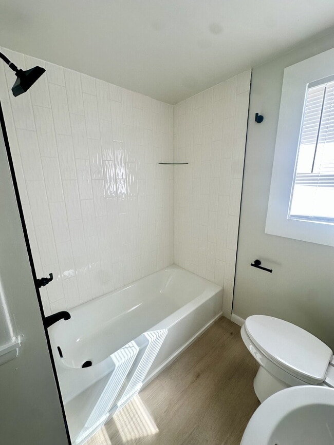 Building Photo - 716 E 17th St