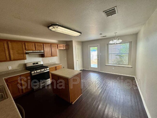 Building Photo - 295 Strawn