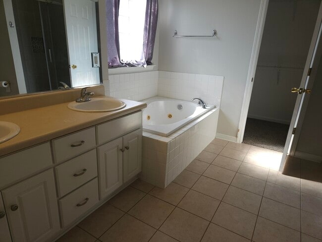 Building Photo - 219 Rainbow Falls