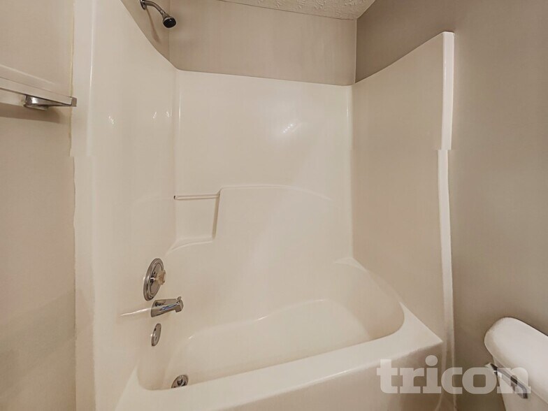 Building Photo - 220 Osmanthus Way