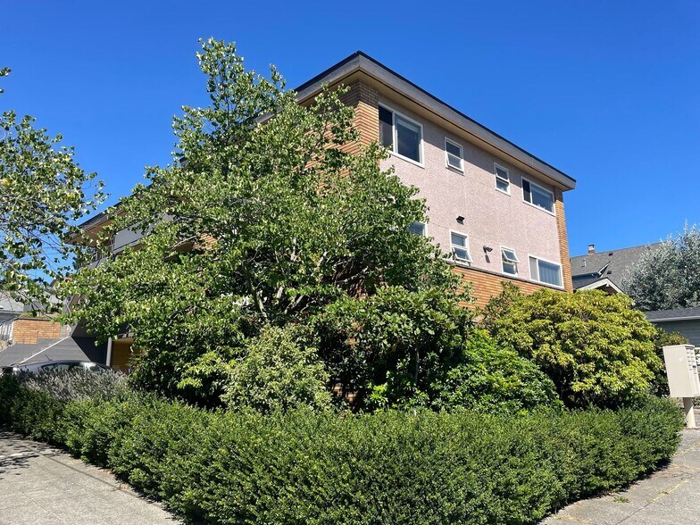 Building Photo - 4451 Woodland Park Ave N
