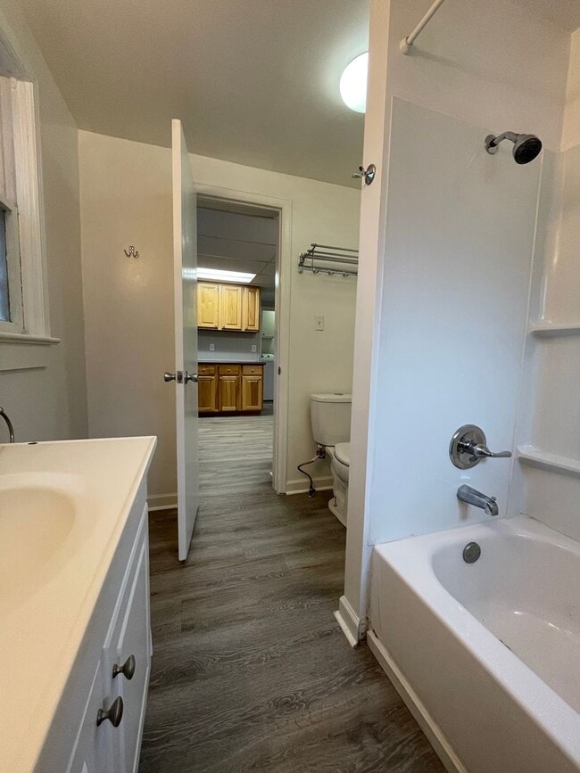 Building Photo - 402 W Dale St