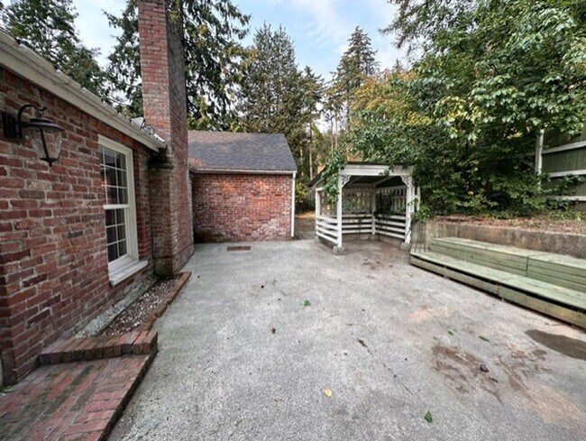 Building Photo - Charming 2 Bed, 1.5 Bath Home with Basement and Sunroom