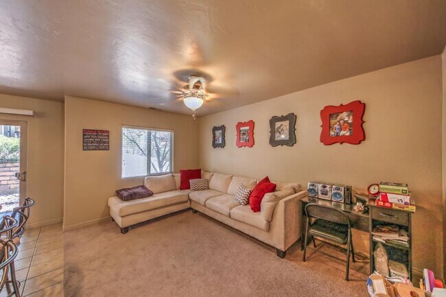 Building Photo - Beautiful townhome near little valley