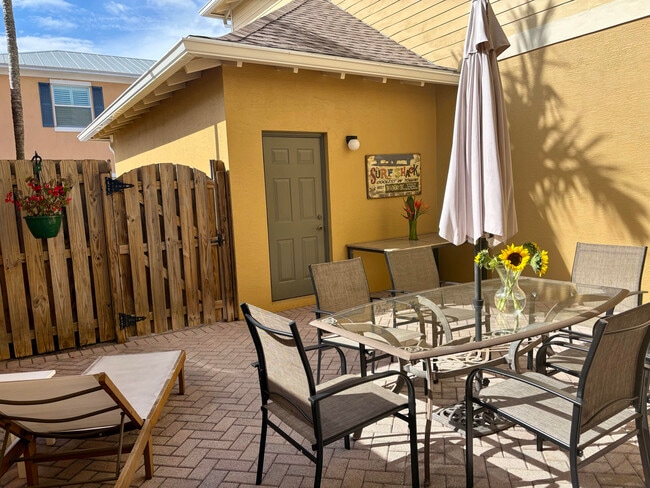 Building Photo - 188 W Thatch Palm Cir