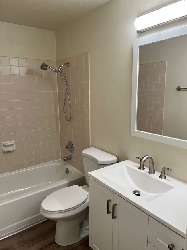 Building Photo - 3883 Colony Oaks Dr