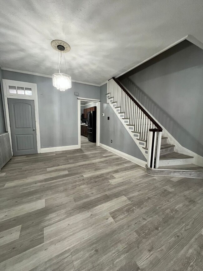 Building Photo - 5 Bedroom 1 Bath Home Available