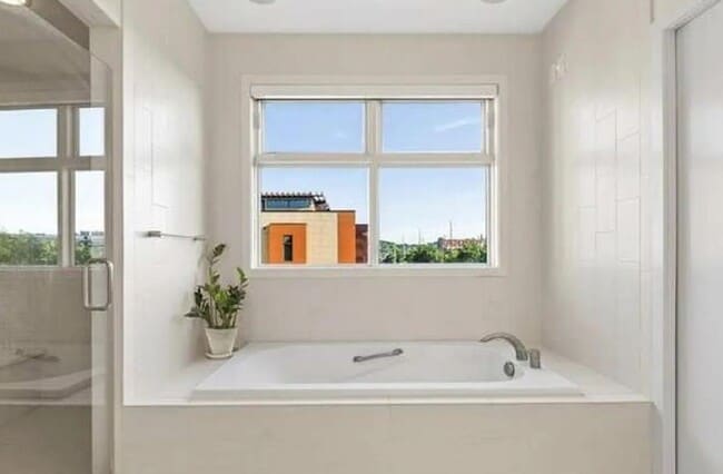 Building Photo - Gorgeous Luxury Townhome