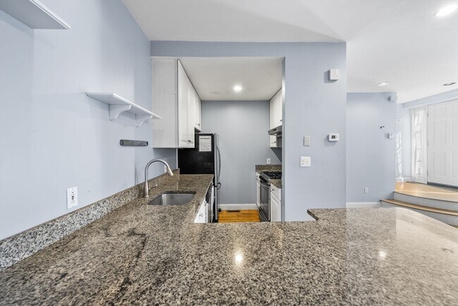 Building Photo - 330 1/2 E St