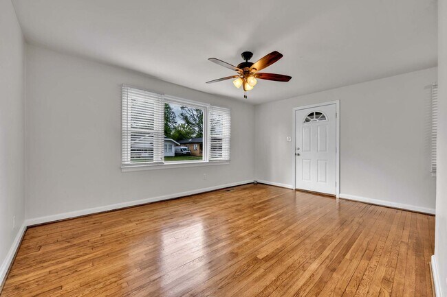 Building Photo - Adorable bungalow