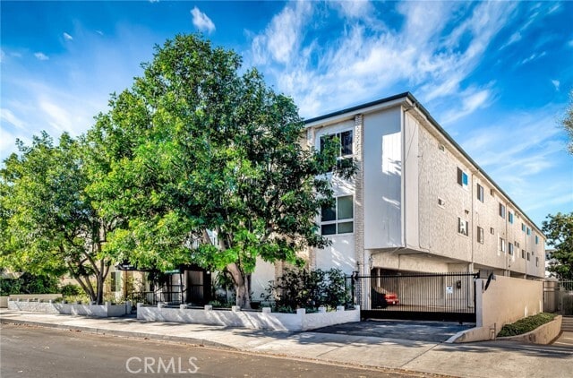 Building Photo - 5315 Zelzah Ave