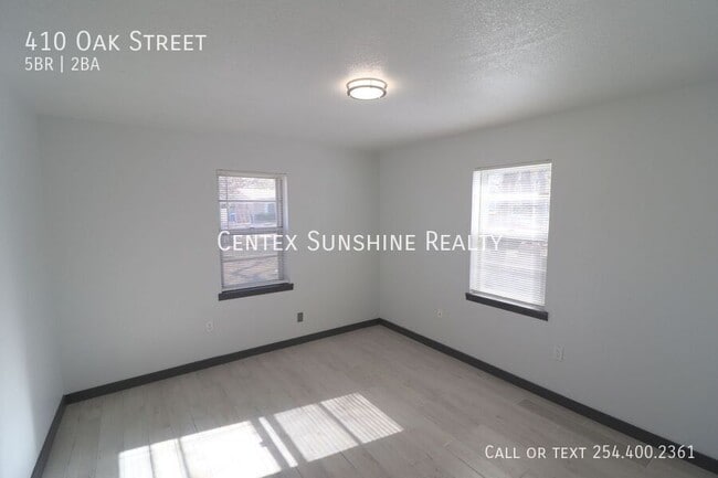 Building Photo - 410 Oak St