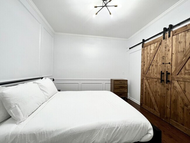 Building Photo - 6066 Barker Landing NE