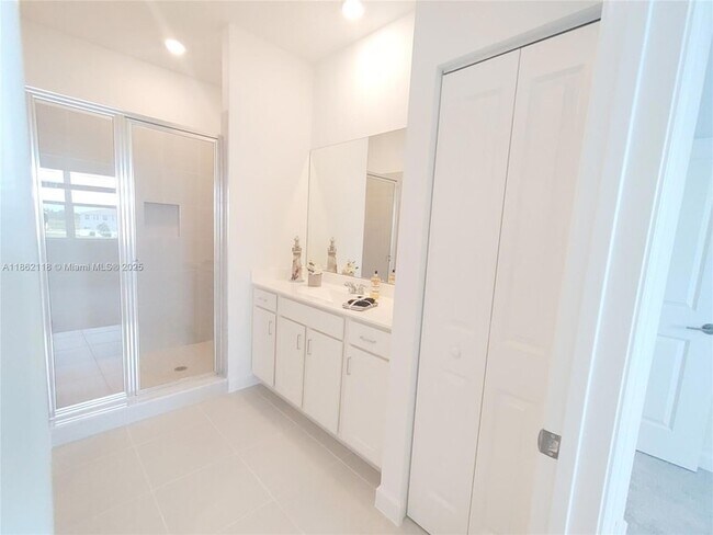 Building Photo - 390 SE Crossoak Ln
