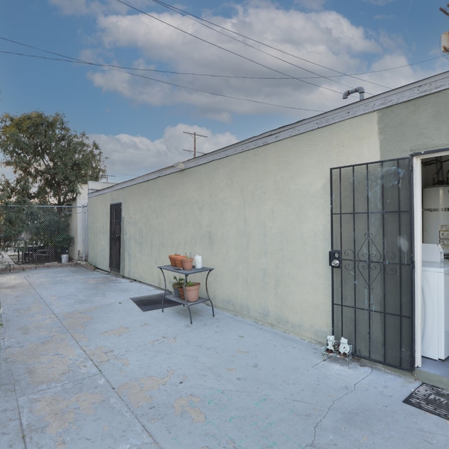 Building Photo - Convenient Downstairs 2-Bedroom Unit in Sun Valley!