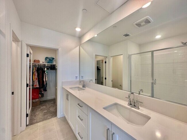 Building Photo - Modern 3BR Townhome in Ocean View Hills with Attached Garage & Open Floor Plan