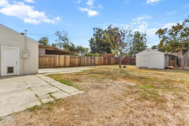 Building Photo - 1704 Nogales St