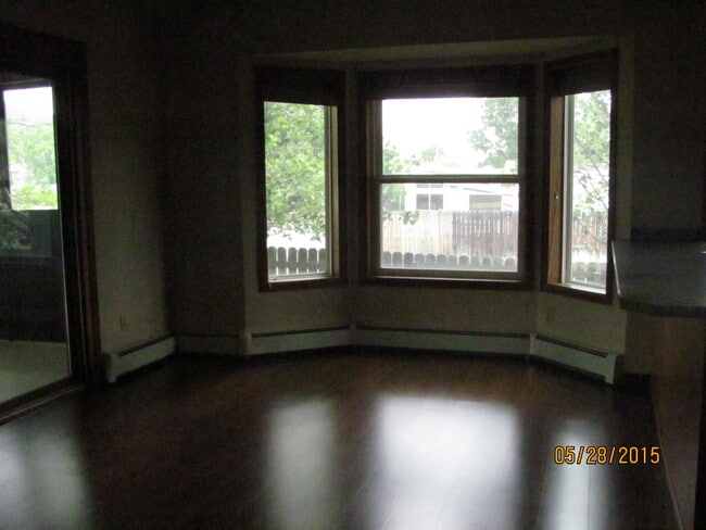 Building Photo - Spacious Single Family Home with a Beautif...