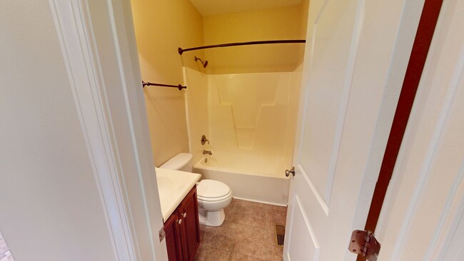 Building Photo - Large 5 Bedroom with Large Fenced in Back ...