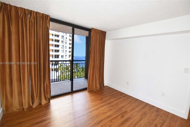 Building Photo - 540 Brickell Key Dr