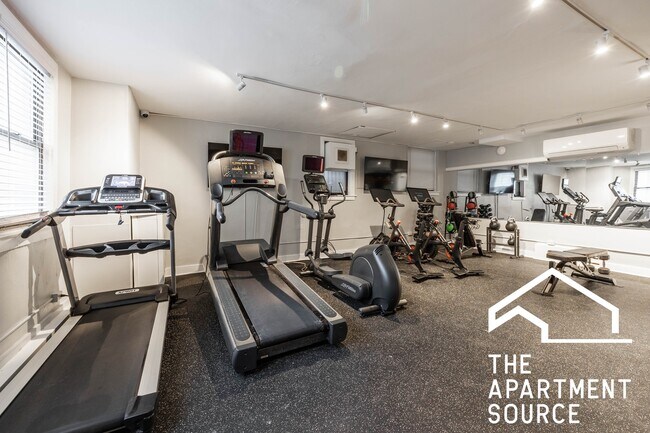 Building Photo - 1140 N La Salle Dr