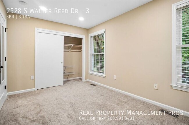Building Photo - 2528 S Walter Reed Dr