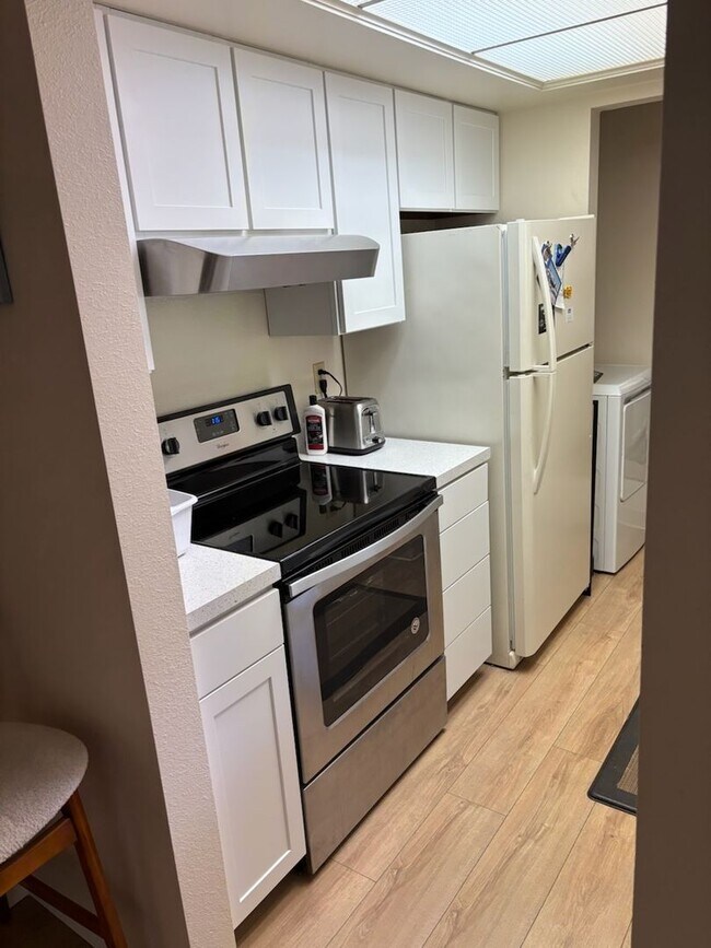 Building Photo - Furnished 2 Bed Top Floor Condo with Garag...