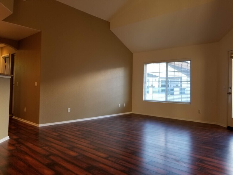 Large Family room with plenty of natural light - 16939 Robins Nest Way