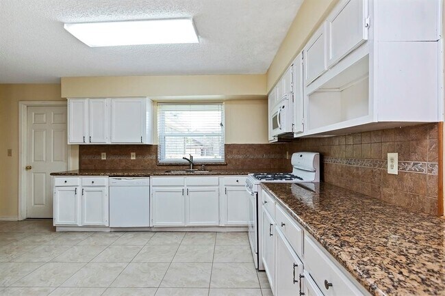 Building Photo - 2007 Highland Hills Dr