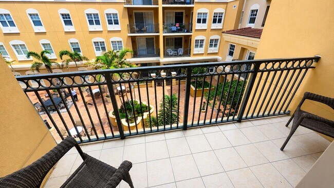 Building Photo - Annual 2/2 condo in luxury building downtown Sarasota!