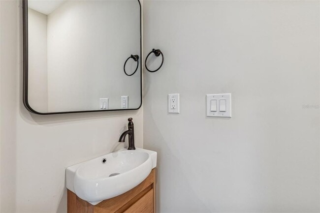 Building Photo - 3921 Versailles Dr