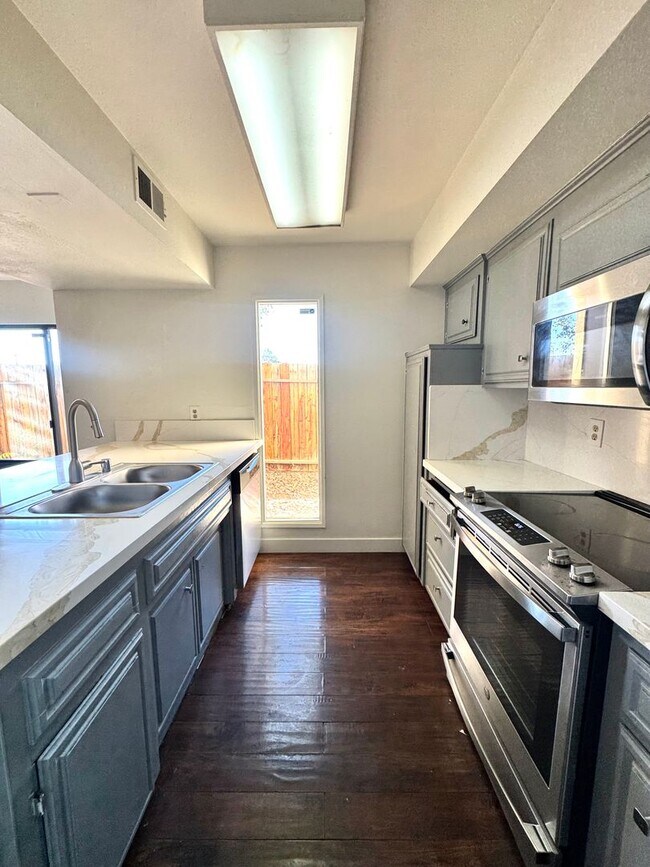 Building Photo - Beautiful Condo For Rent