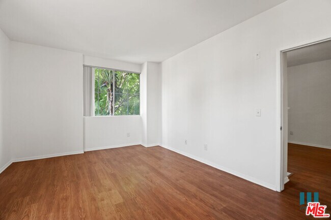 Building Photo - 1561 S Barrington Ave